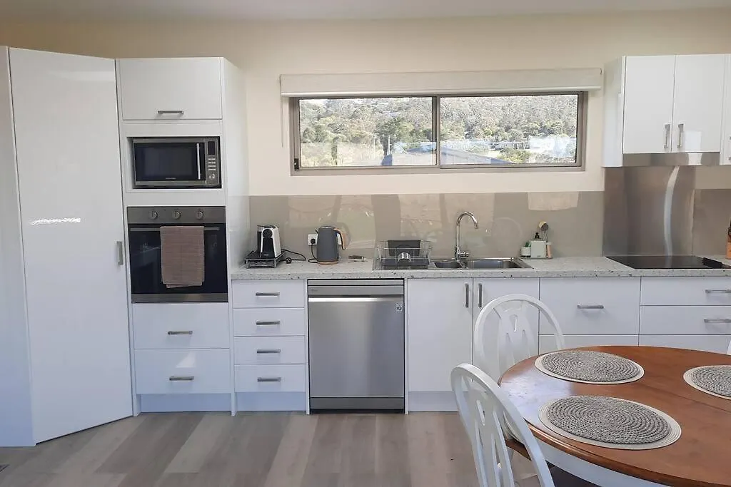 Private Getaway Close To Clifton Beach Hobart Australien